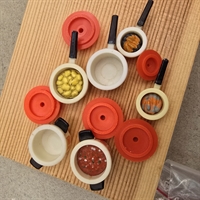 orange-farvede-gryder-kasseroller-dukkehus-køkkengrej-retro-legetøj